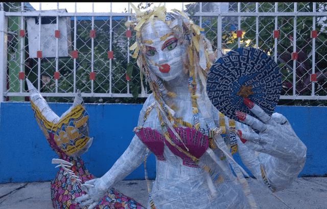 En la orilla de mi banqueta hay una sirena